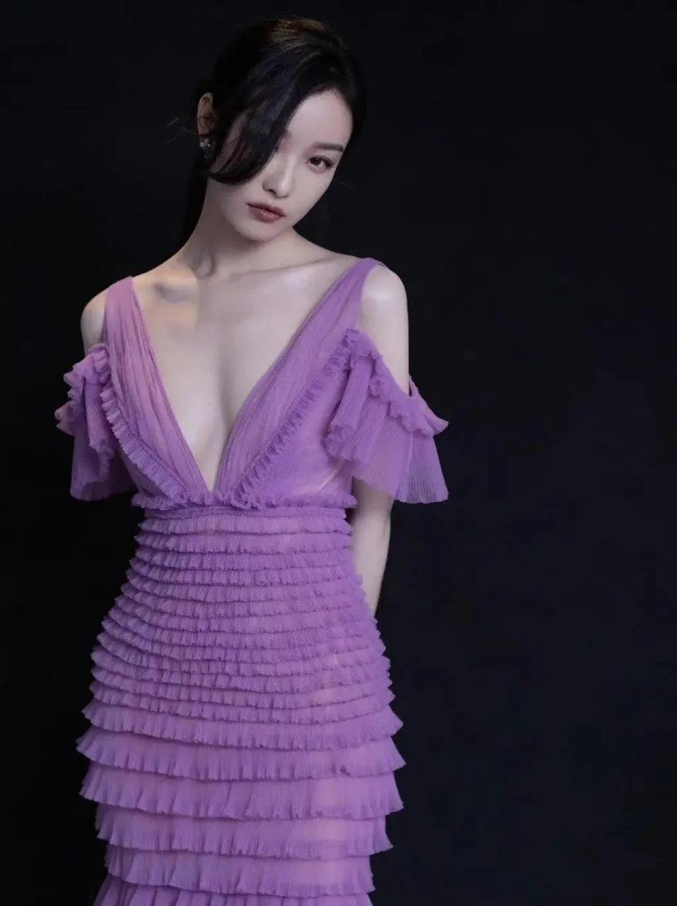 倪妮的裙子又开了一条大口子，从脖子一直开到肚脐眼那里。她穿裙子好像一直都是这种风