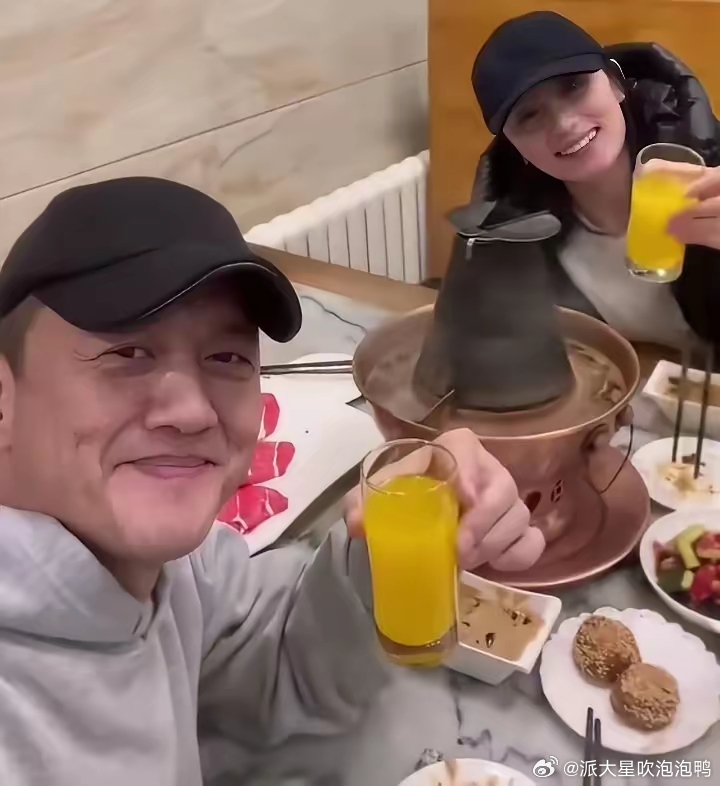 这两口子举杯畅饮，中间是一个大铜锅。笑容满面！真正的离婚的夫妻是什么状态？恨不得