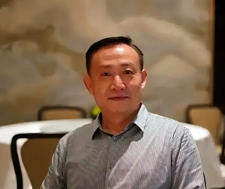 我佩服他的为国为民，不为自己名利，坚持十年，锲而不舍，揭示某些人将财富转移出境的