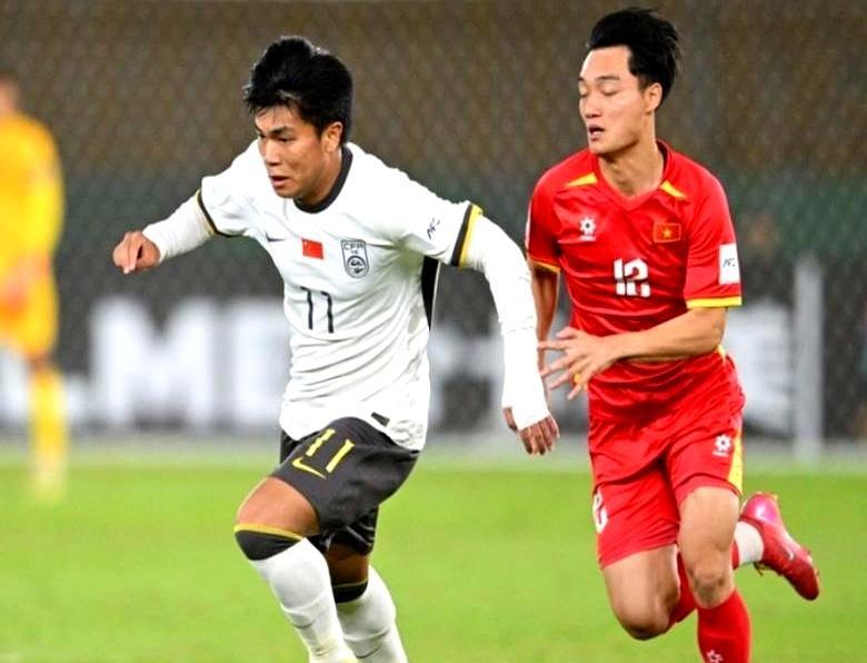 凌晨三点，吉达球场哨声响起，越南队当场愣住。彭啸头球破门，向余望抽射建功，王钰栋