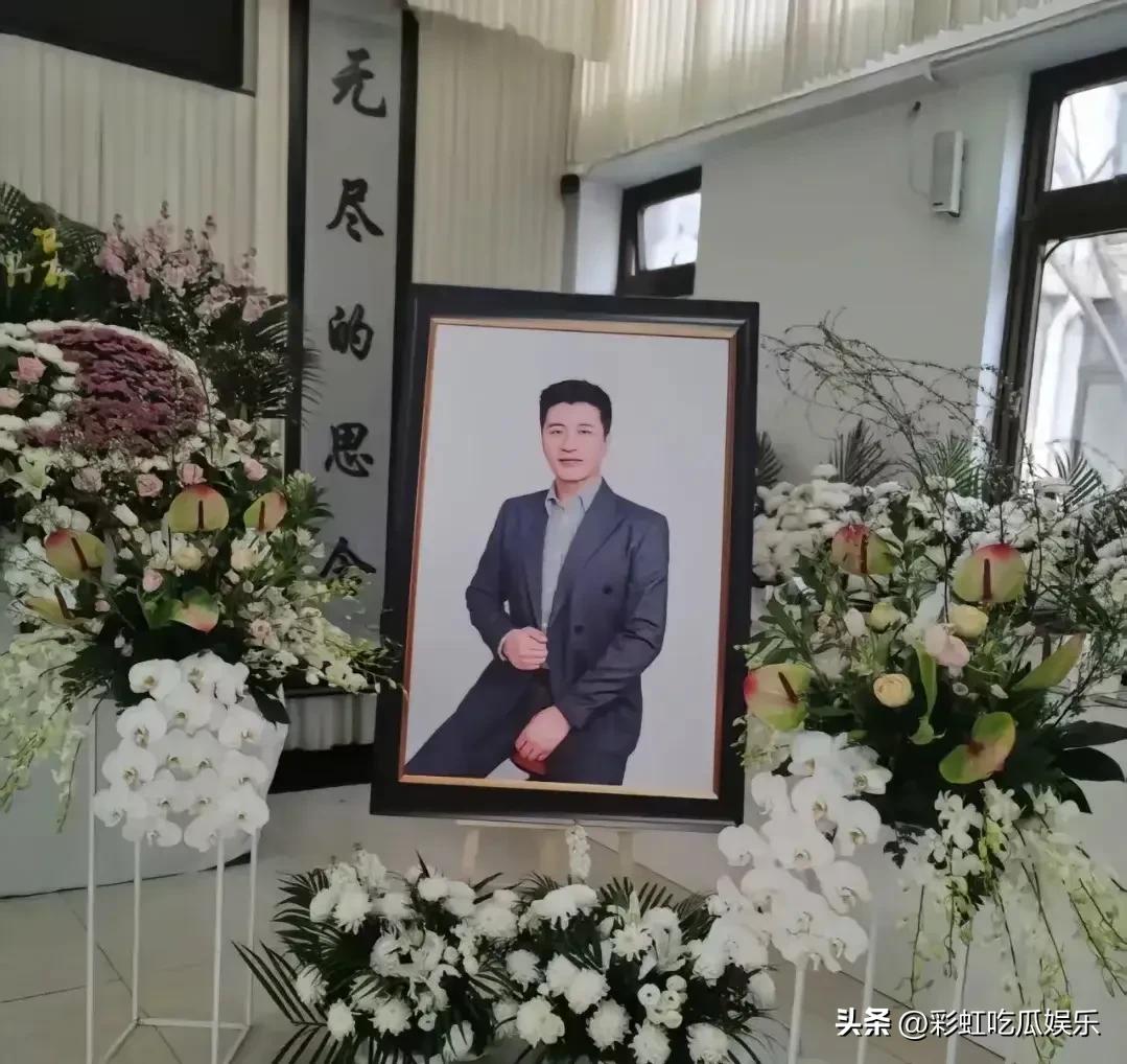 张雪峰生前人缘很好，汪涵提前一天从长沙赶来苏州参加他的葬礼，还有五阿哥张睿、赵丽