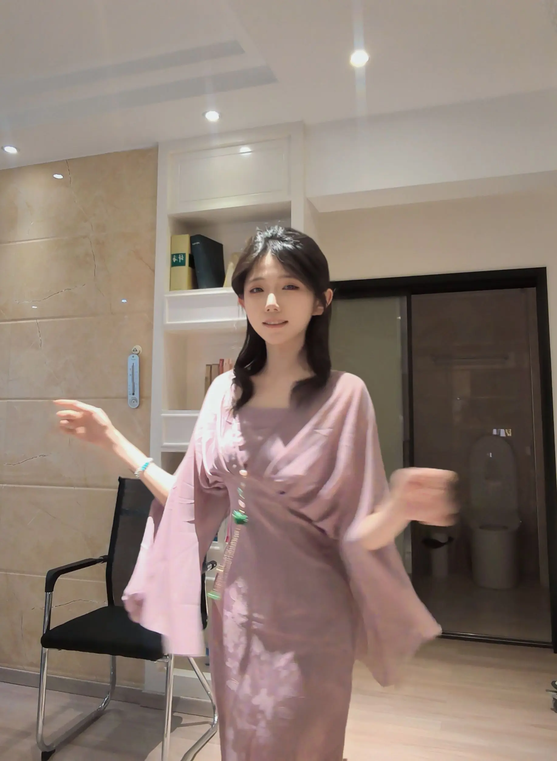 巧笑倩兮  美目盼兮