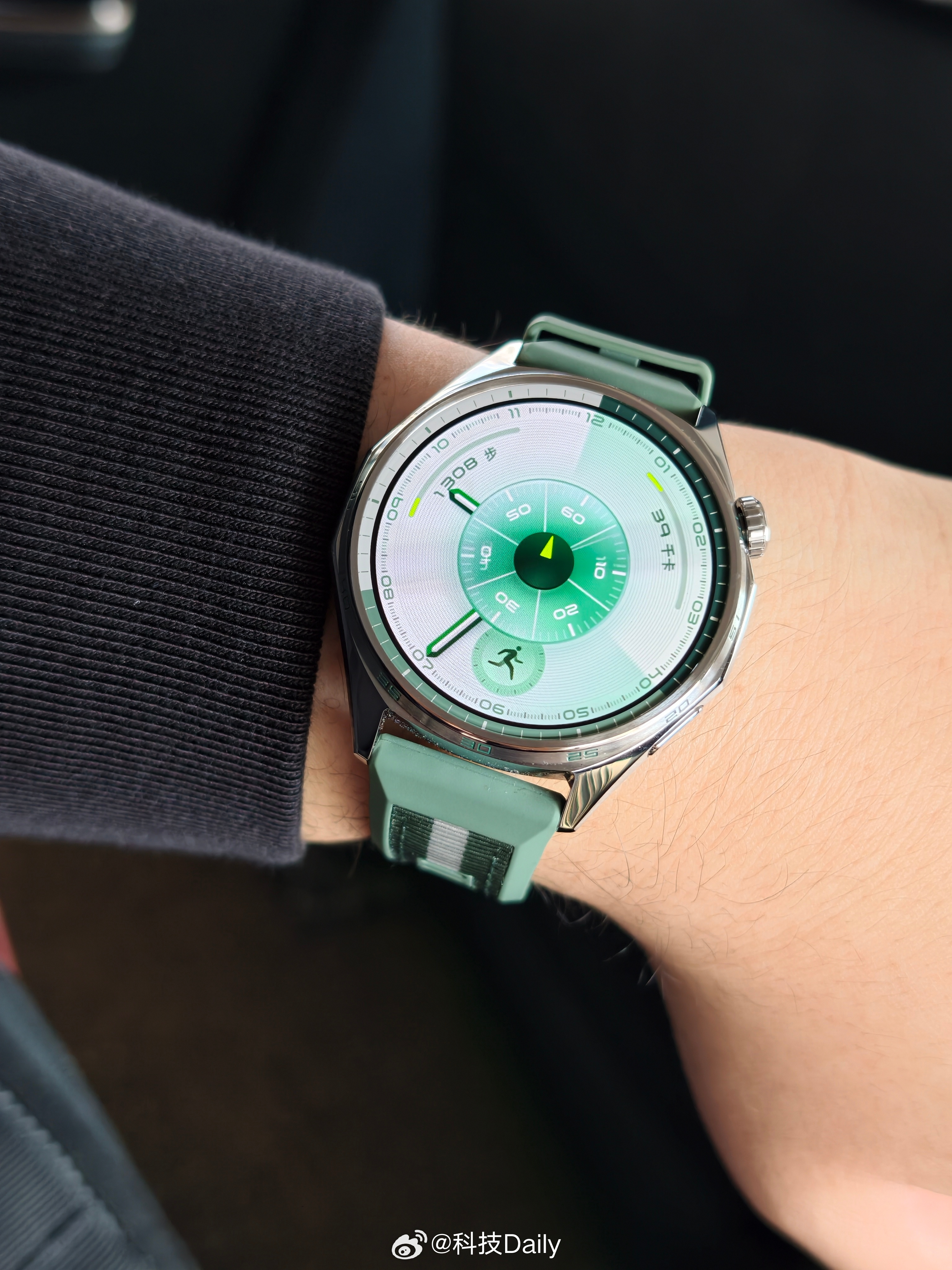 戴电子手表人的统一奇怪动作手表更多是装饰还有运动记录以及接收消息，看时间倒是很少