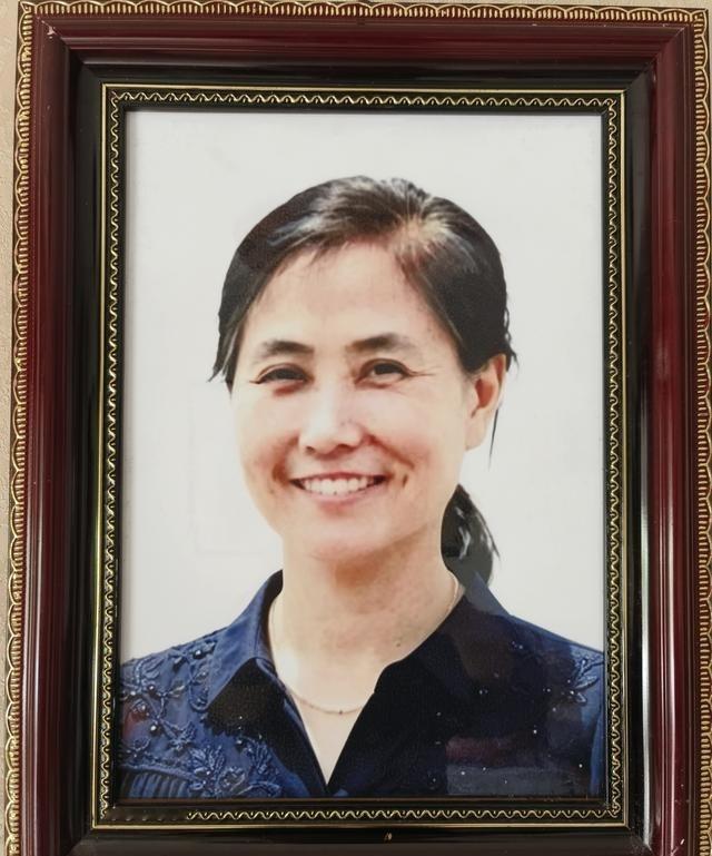 刷到陈坚给亡妻向桂发的讣告，2026年6月21号凌晨五点多走的，写＂驾返瑶池＂，