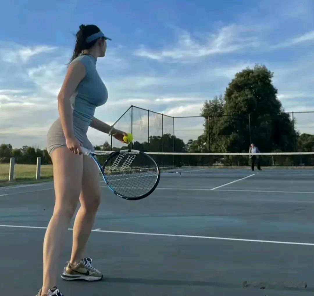 朋友说，郑钦文夺冠后，
现在网球场陪练和教练都溢价了！[笑哭]