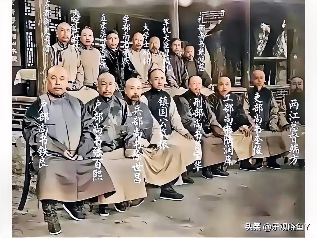 这才是晚清时期清朝官员的真实貌相，这可不是电视剧里的演员，也不是演戏，而是他们当