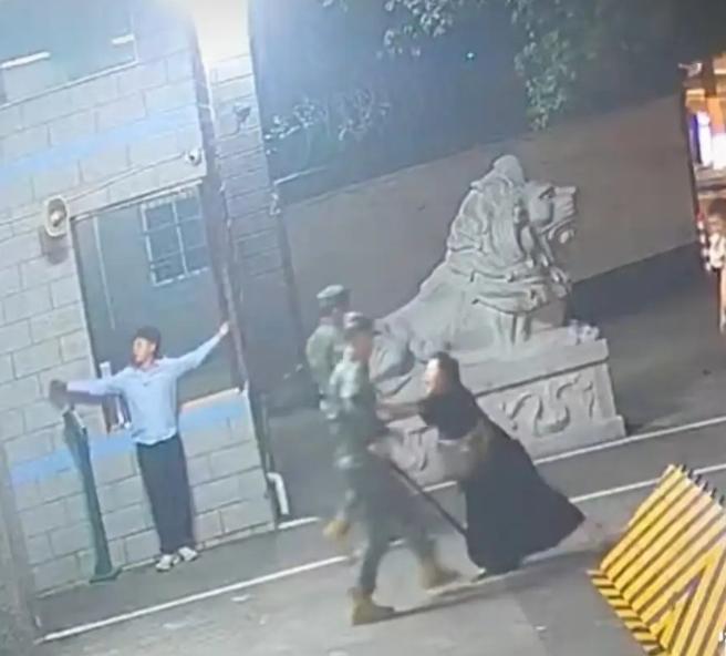 男子深夜遭追打，冲向武警营门求救，一名女子冲上来，竟敢对身前的武警哨兵动了手，太