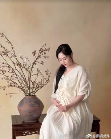 马君妍孕妇照 温柔又精致的孕期画面，马君妍状态在线，和小马哥一起定格一家四口的甜