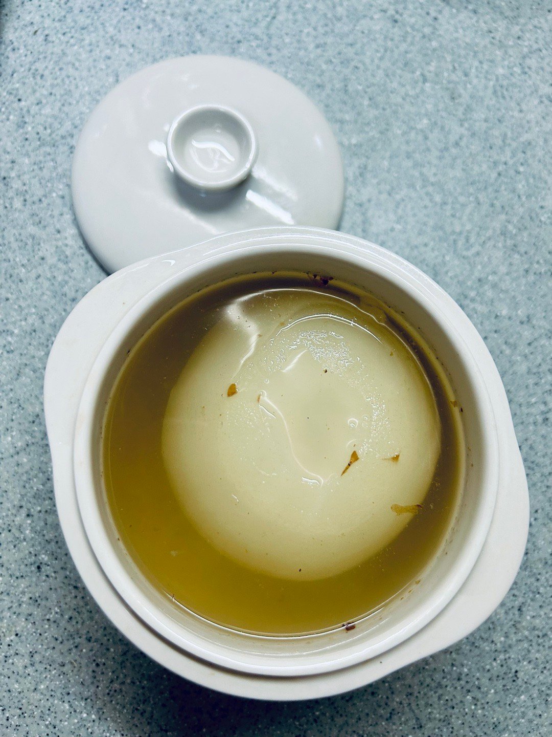 亲人们送来的超大个秋月梨以及奶奶养的蜂采的蜜，我就炖了一下，准备早日恢复好声音，