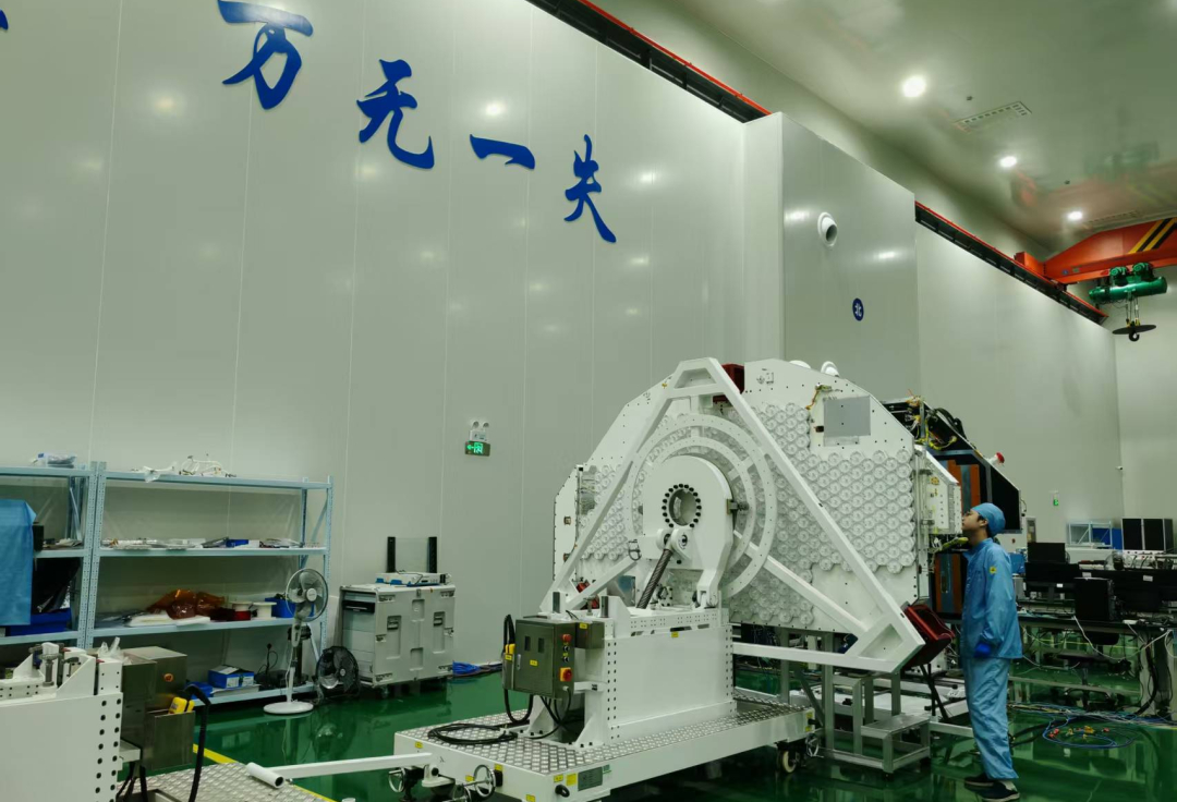 国庆假期，中国商业卫星公司一代增强系统第二批18颗平板式组网卫星AIT任务在海南