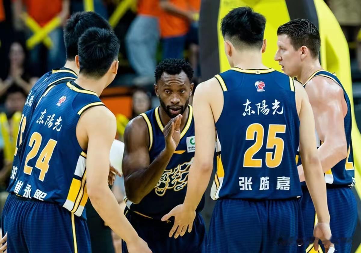 广东队总算赢球了，想想还是有些不适应。
曾经恨得牙痒痒的人，突然成为球队赢球的大