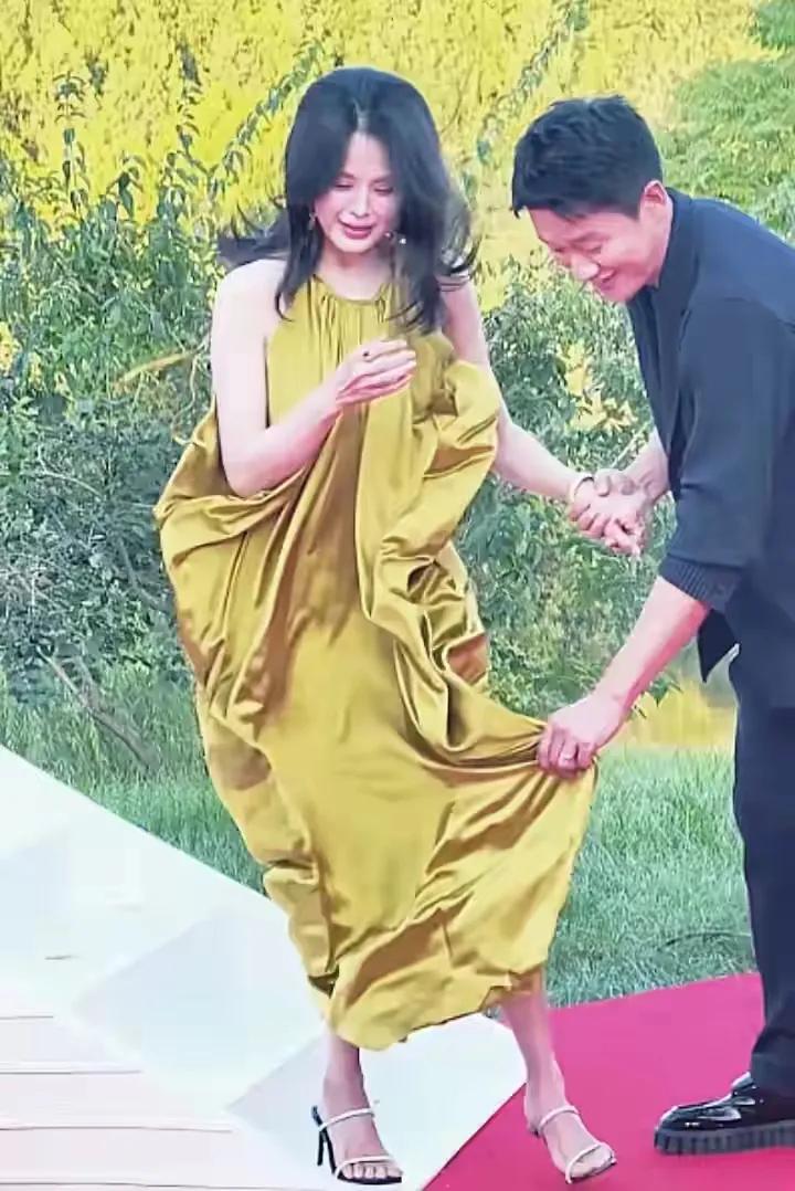 在一次节目中，李静大胆地问佟大为：“你跟你老婆关悦是在一块睡吗？”

佟大为当时
