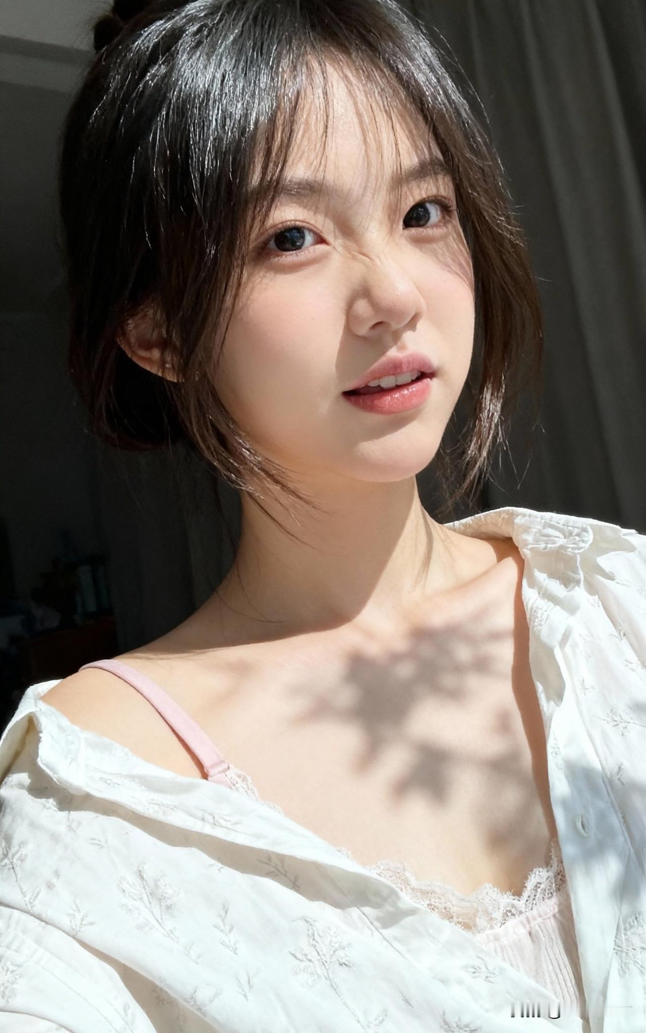 春光满面笑，花影映窗纱。