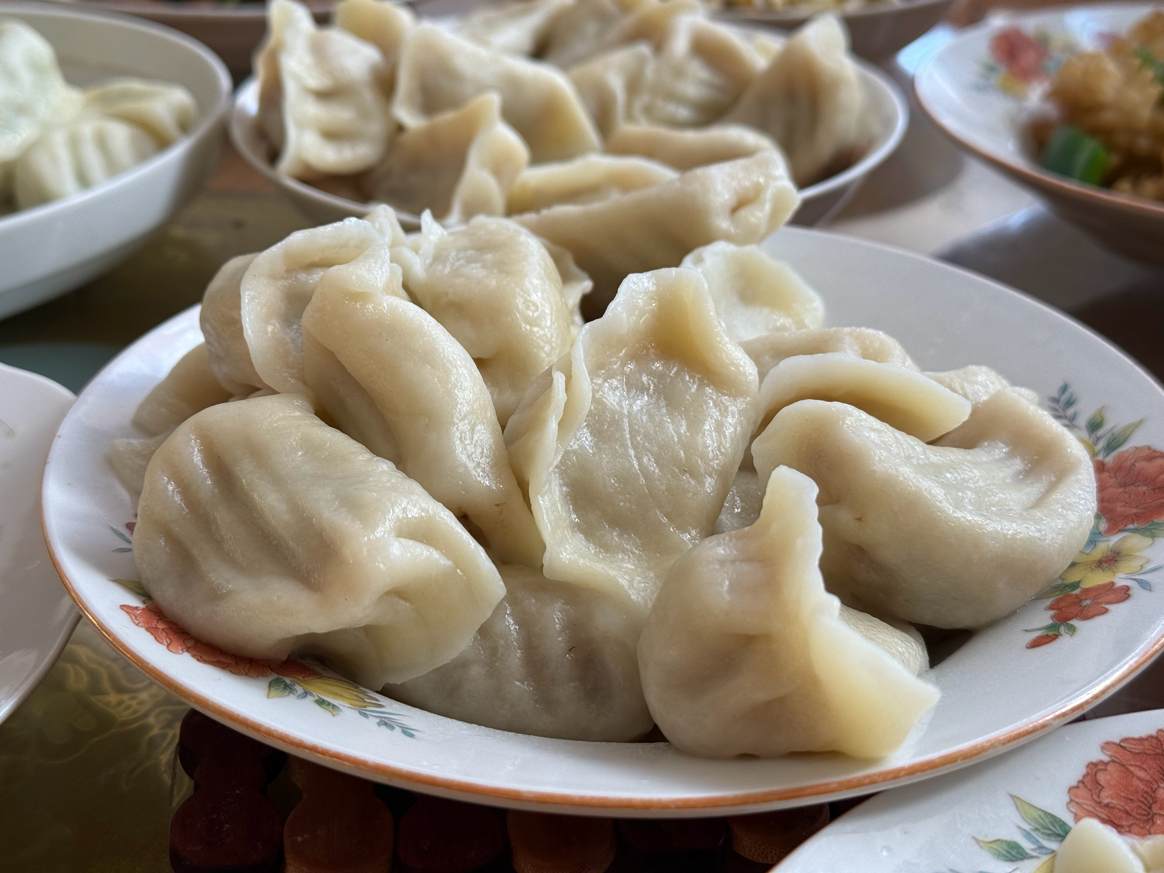 初五吃饺子[赢牛奶]今天吃了两种馅，羊肉馅和韭菜鸡蛋虾仁三鲜馅[嘻嘻]韭菜馅只有