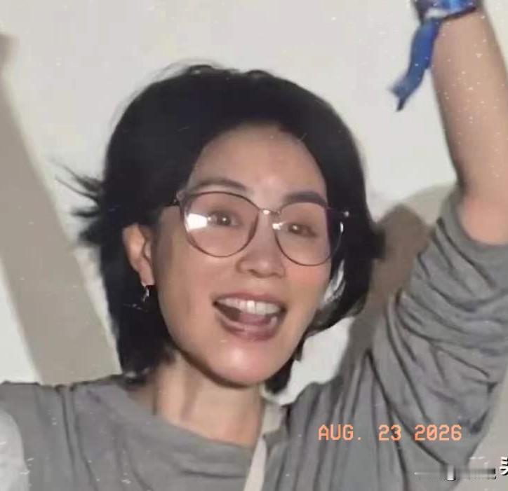 看着57岁王菲的状态，
才发现，那英演唱会上，王菲气色好好，皮肤白里透红，甚至还