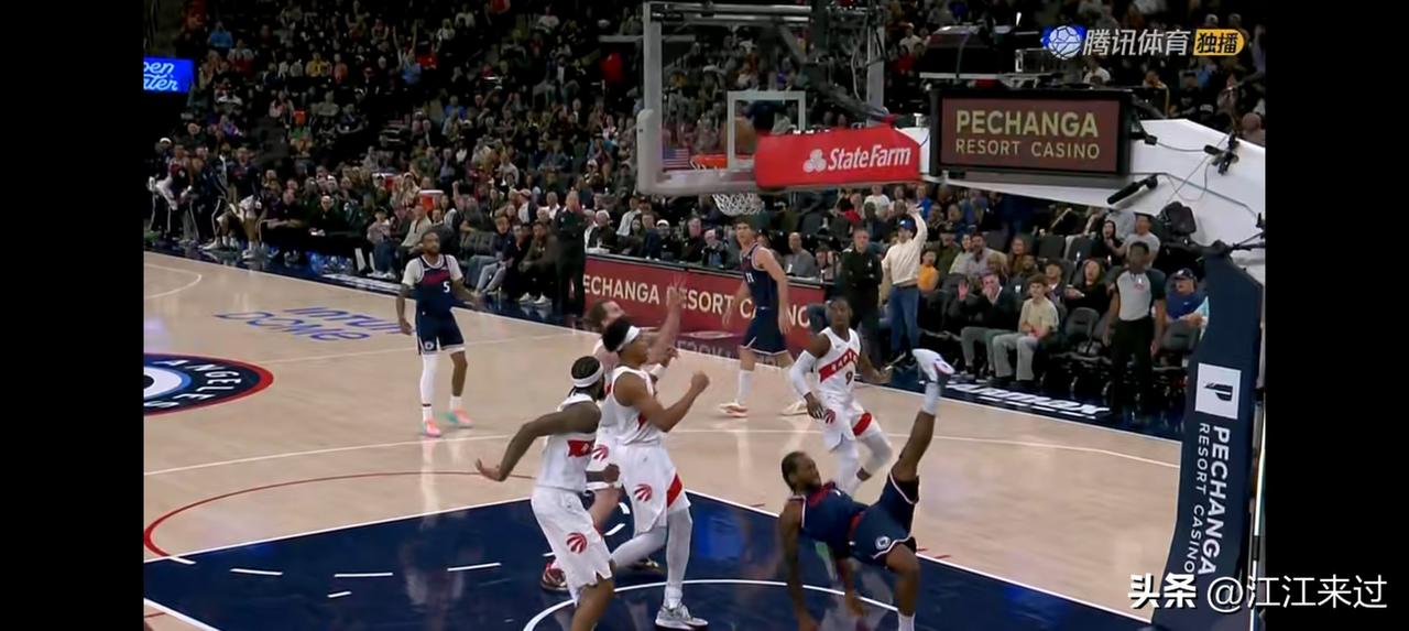 伦纳德惊险一扣差点受伤，裁判录像回看判定英格拉姆帽掉了伦纳德！
洛佩斯首节5中4