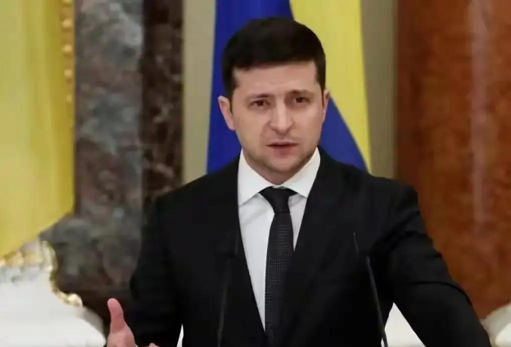 泽连斯基这次算是踢到铁板了。前脚在接受采访时，提到卡德罗夫，呼吁美国“把他抓起来