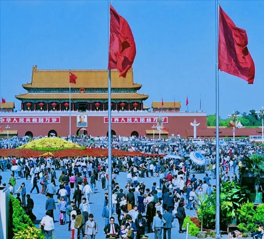小时候，最想去的地方是北京，最想见到的人是伟大领袖毛主席，最喜欢唱的歌是《我爱北