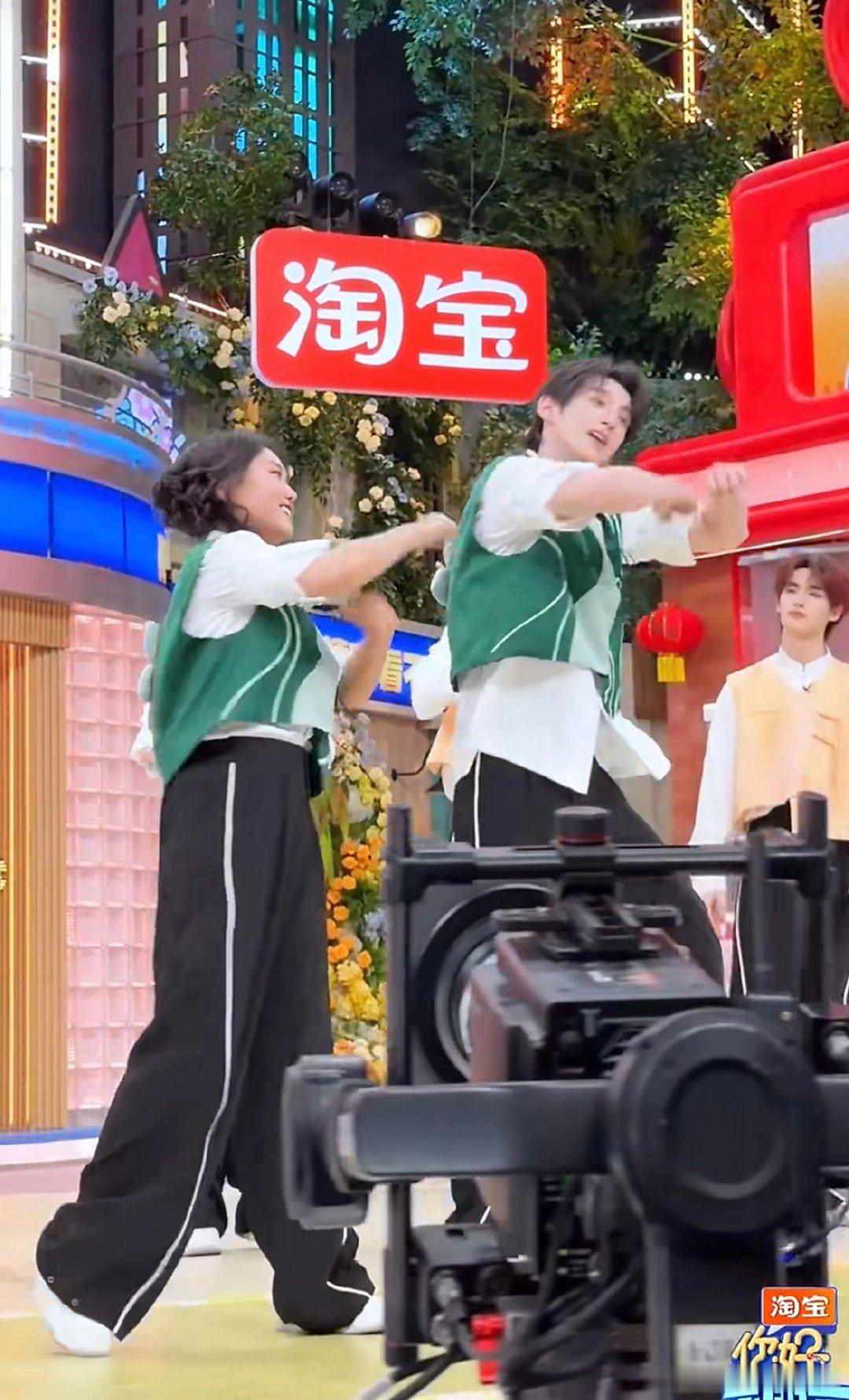 李雪琴赖伟明双人舞年下感拉满 谁被这波双人舞甜到了！雪琴和小明的《桃花朵朵开》，