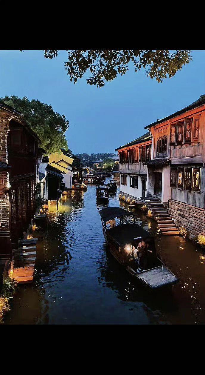🌙暮色浸透水巷，灯笼是揉碎的星子✨。乌篷船划过千年，载着谁的江南旧梦？