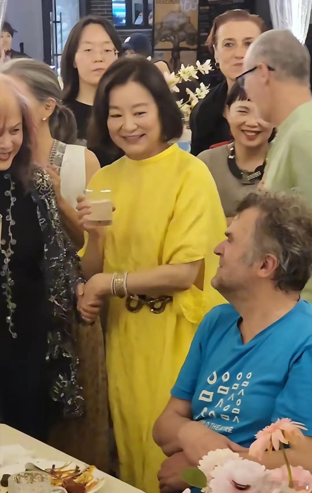 林青霞在江西参加晚宴，穿着近八千元的裙子，皮肉松弛了依然很美 ​​​