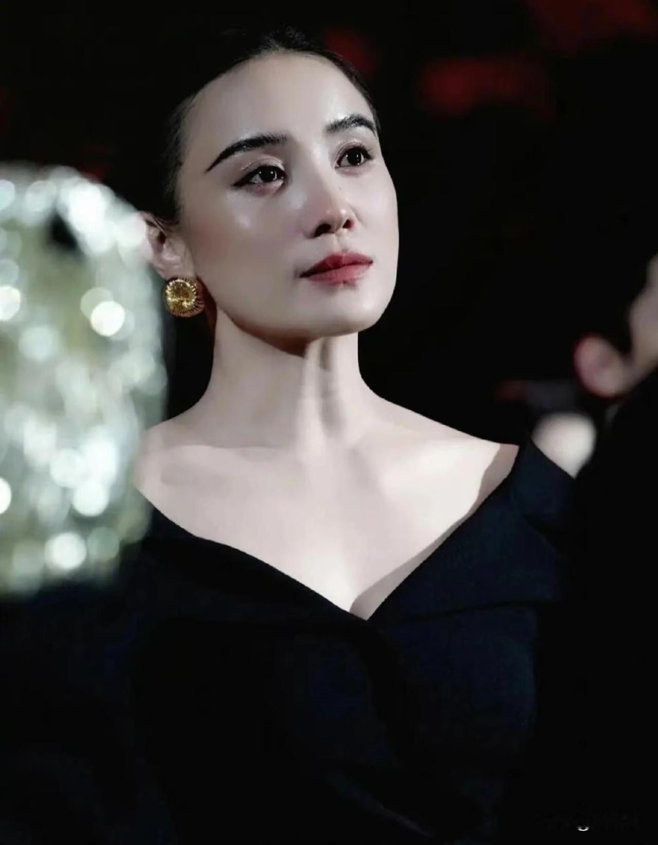 宋佳，很多人可能还记得她曾经被叫做“小宋佳”。其实特别简单，就是当时圈里还有一位