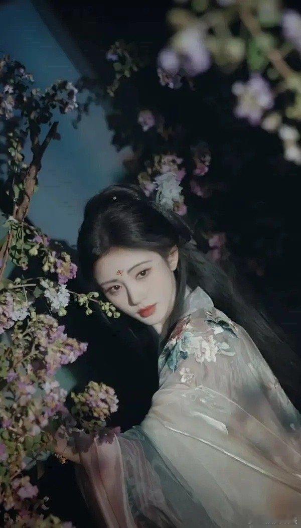 鞠婧祎没有那两根刘海不挺好看吗？为什么执意要留那两根须 ​​​