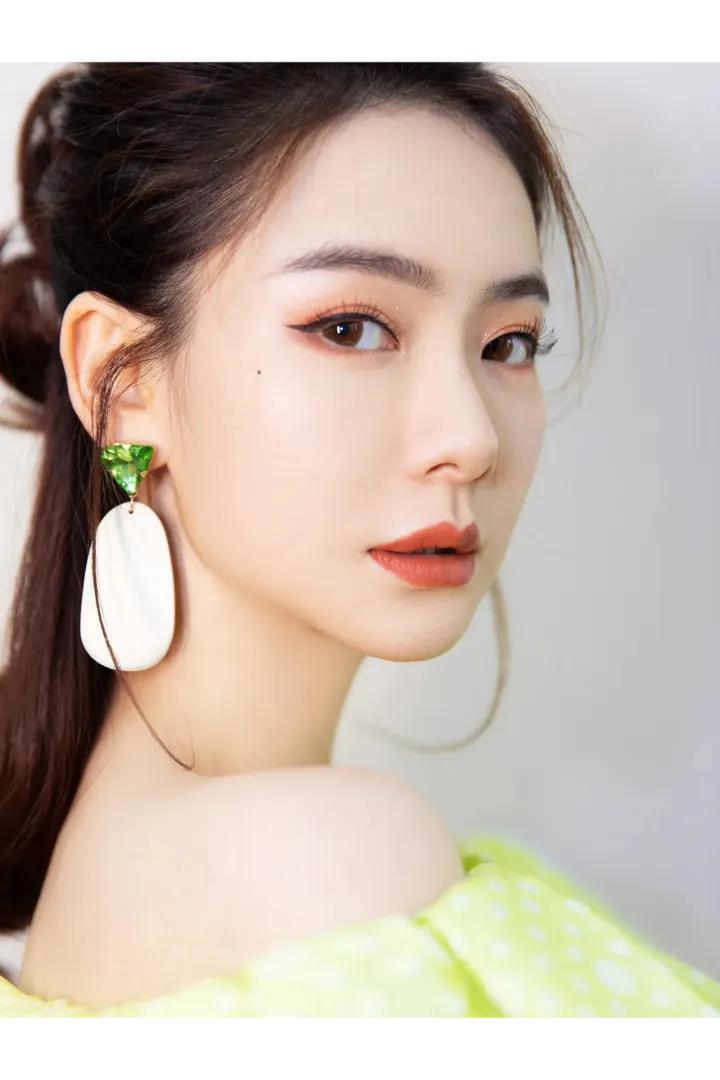 戚薇烧烤店低调现身，暖心买单赢得粉丝心

近日，戚薇低调现身某烧烤店，一身休闲装