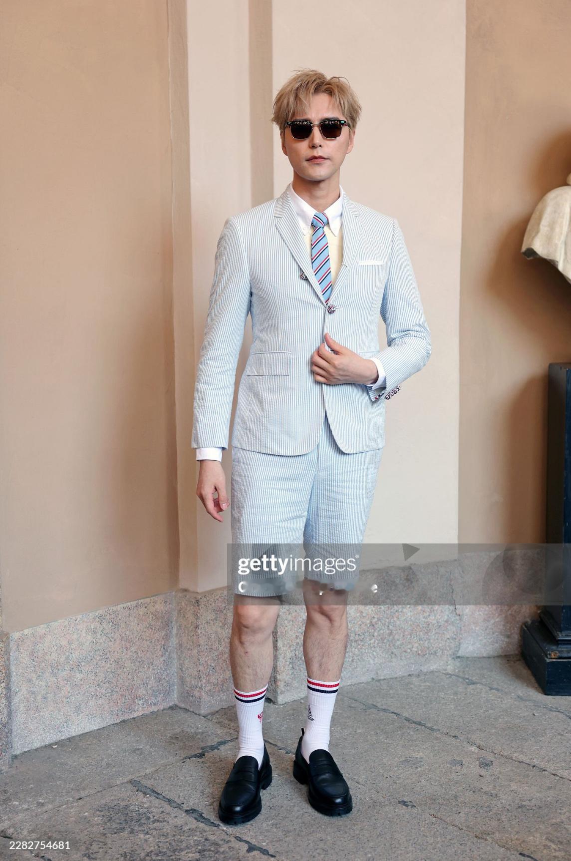 阿云嘎｜Thom Browne 2027春夏男装秀阿云嘎一袭浅蓝色条纹短裤套装，