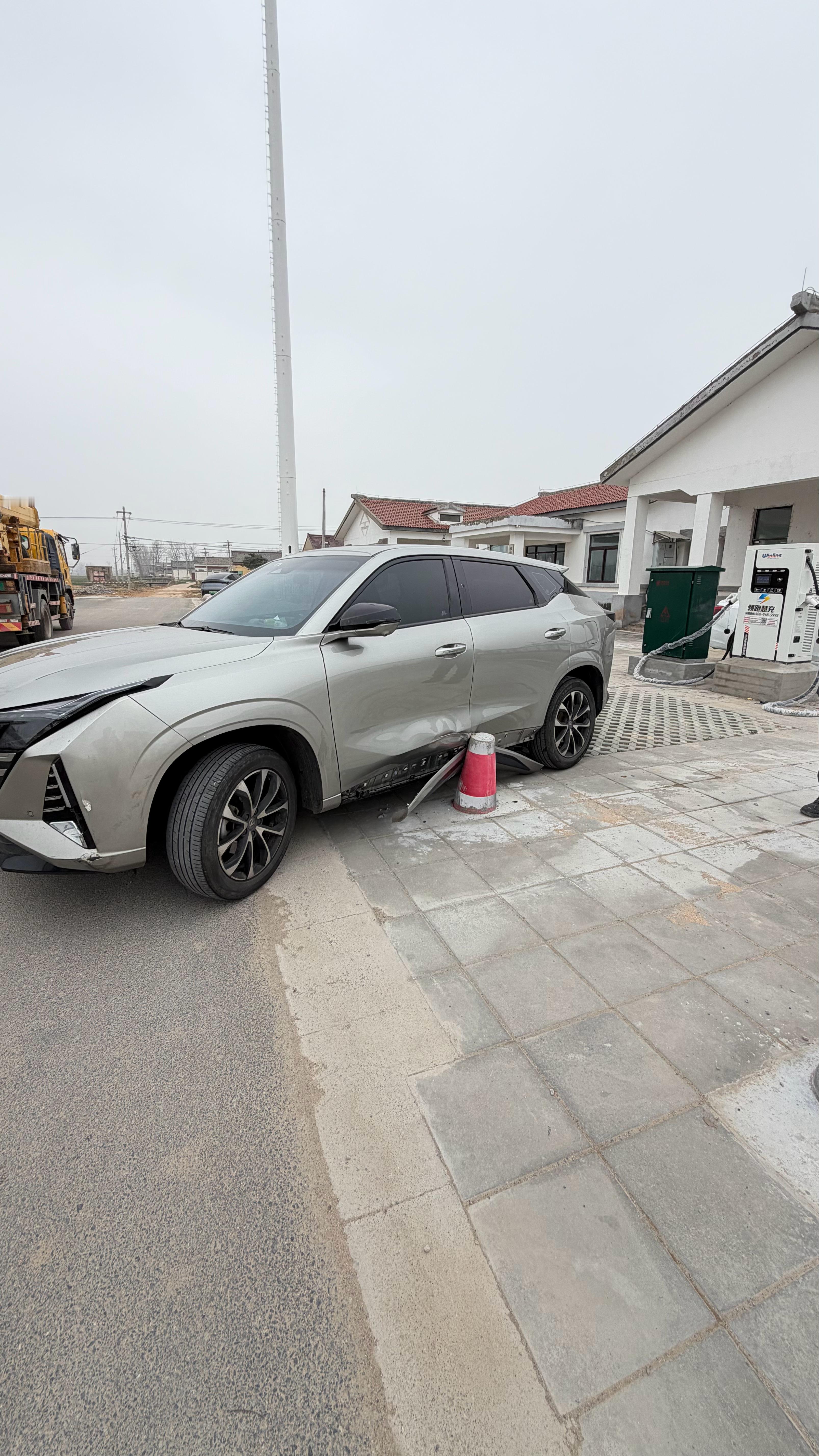 跟我没关系吧！！！妈的，设计缺陷！！！刚刚师傅也撞了无语了 