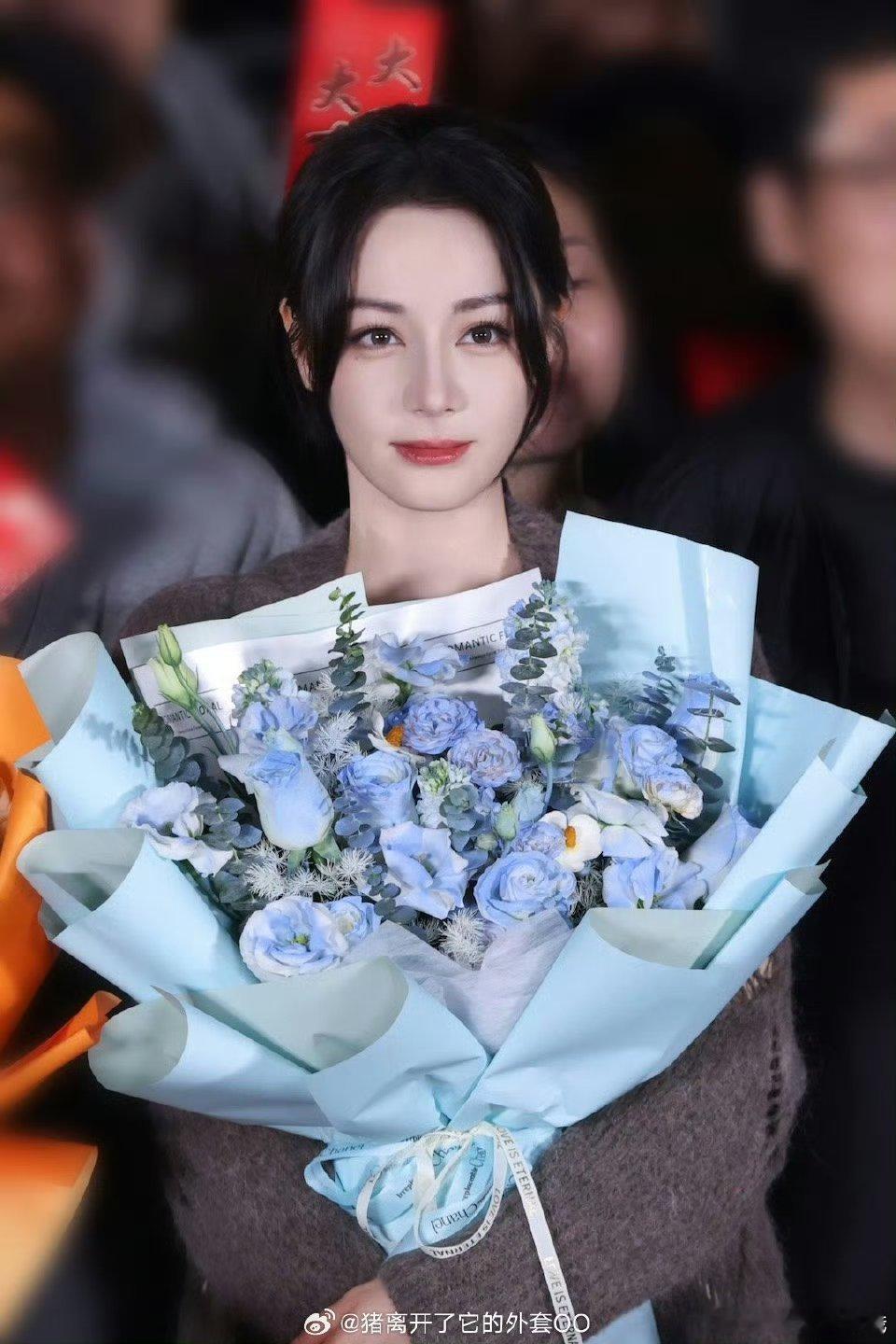 迪丽热巴虽然不能同时拥有一切杀青图，杀青快乐期待早日与卫蓝见面！！