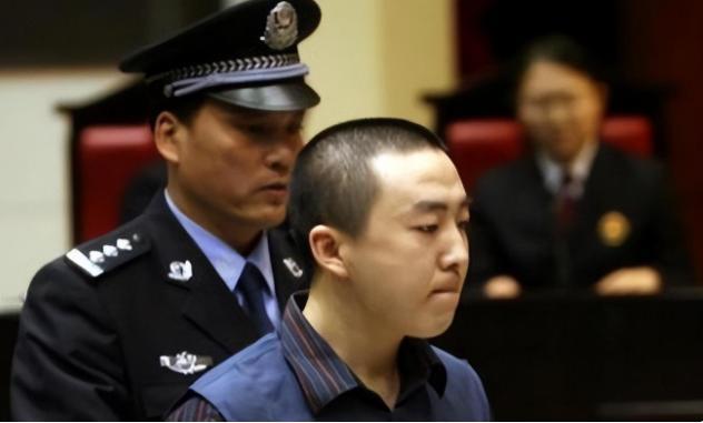 2006年，广东广州一小伙原本想取100元，但是遇上ATM机故障，直接多取17万