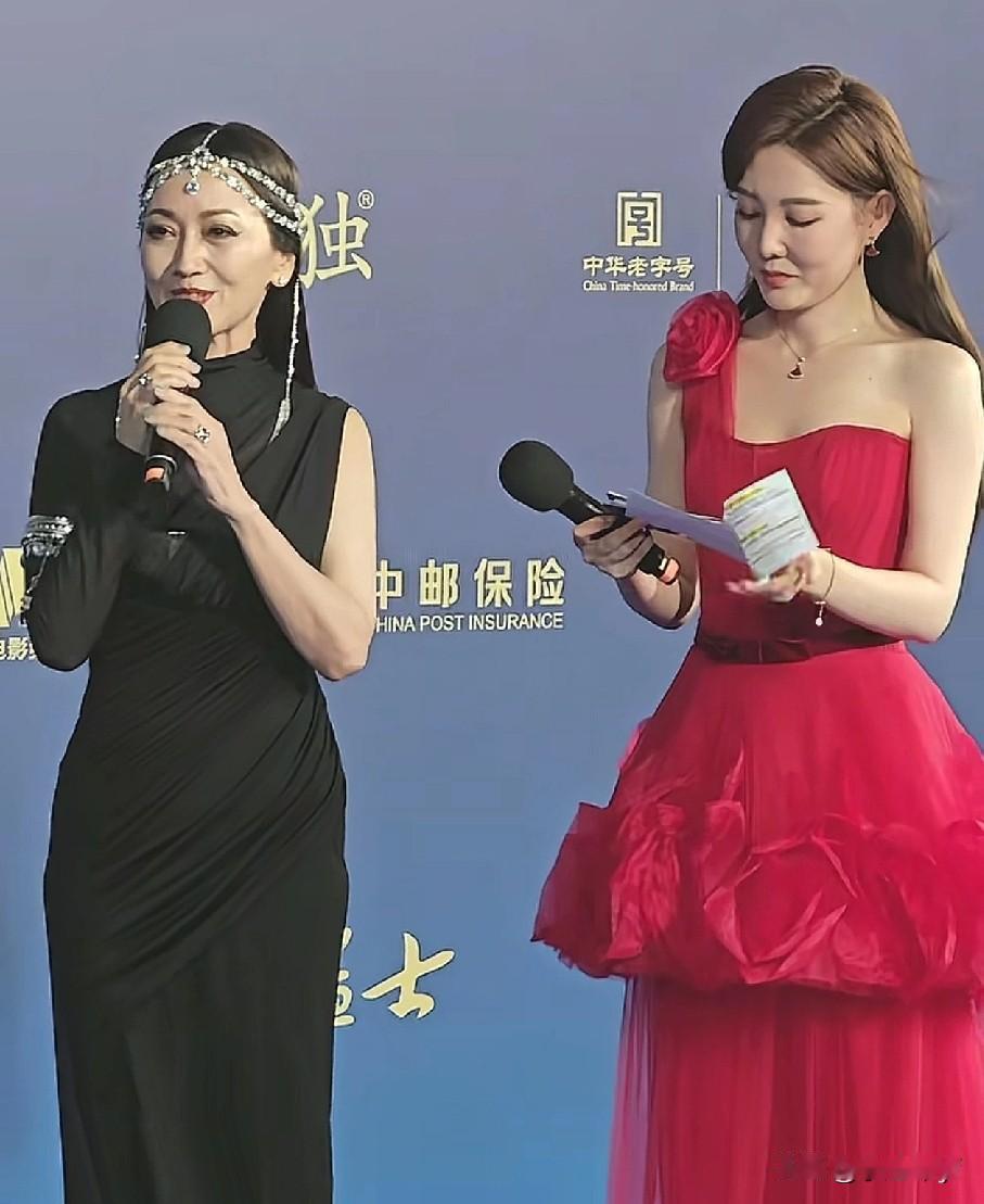 太逆天了！72岁赵雅芝现身，身材容貌竟然还保持的这么好，宛若天仙，引得现场尖叫连