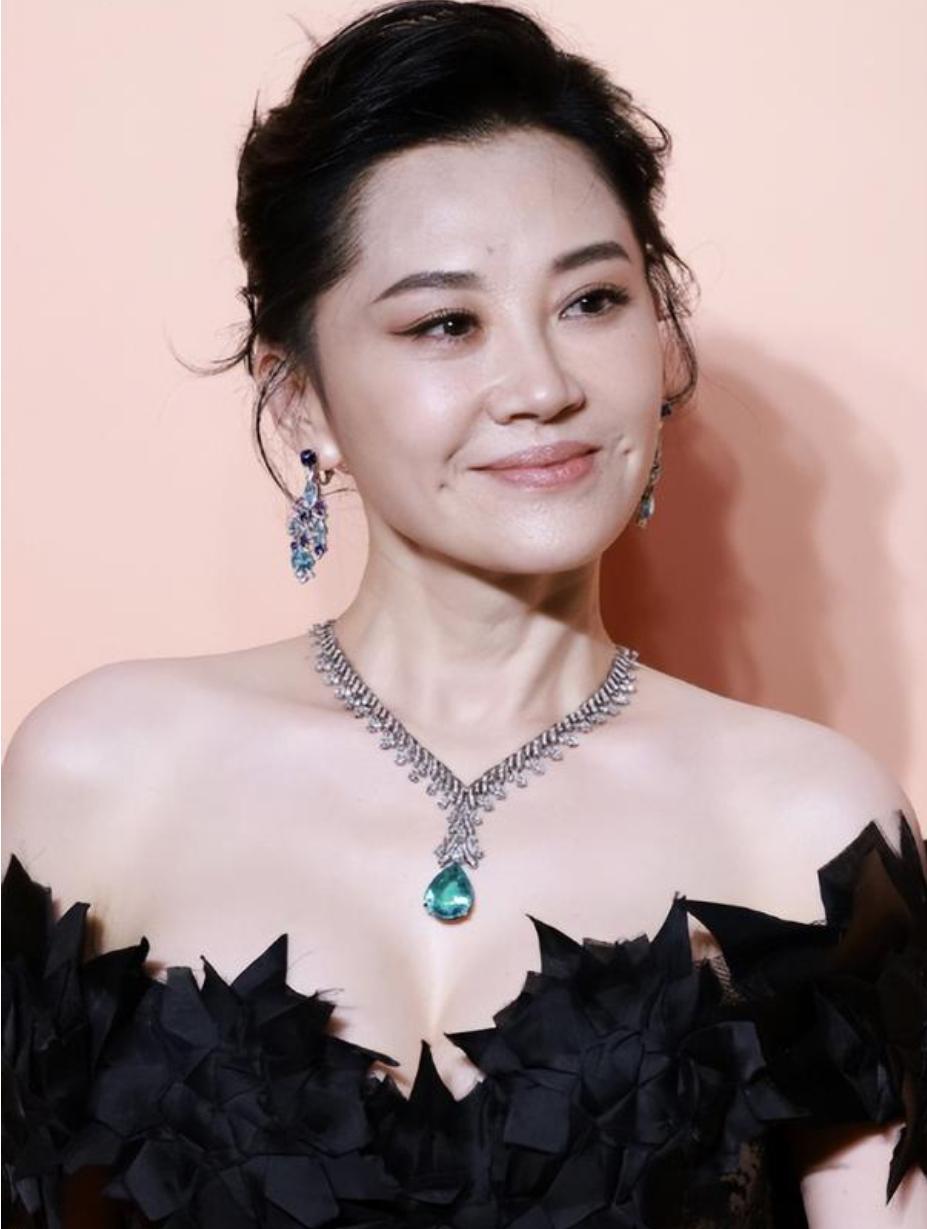 出身外交世家，却为爱弃政从艺，如今仍单身的许晴活出了光彩
娱乐
