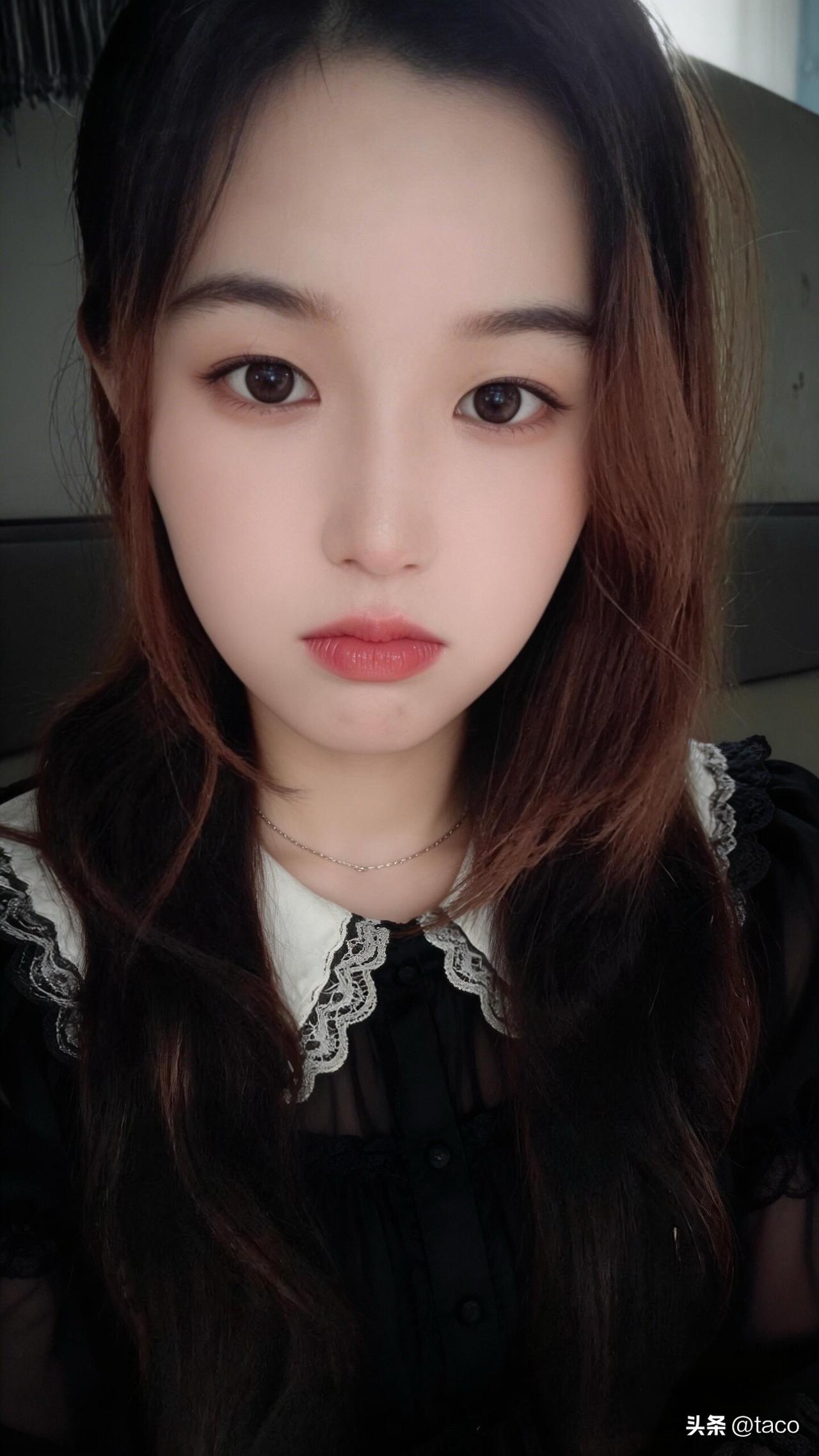 甜美可人，黑发红唇，复古少女风