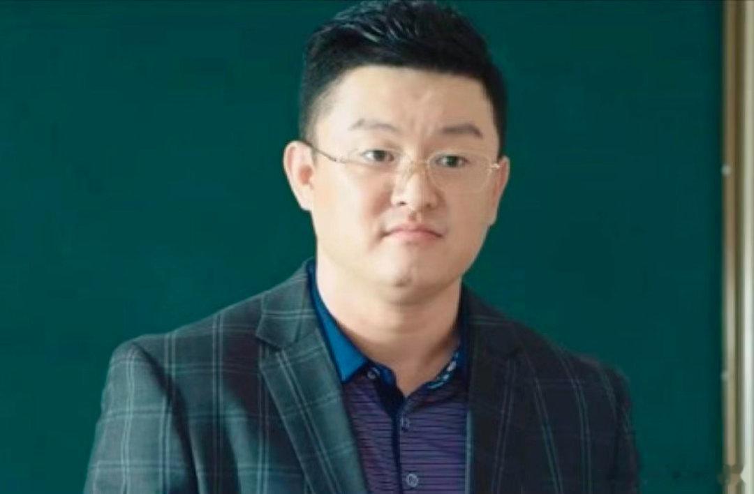 流水的校园剧铁打的教导主任天才女友 从振华潘主任承包无数人的校园剧回忆，到如今各