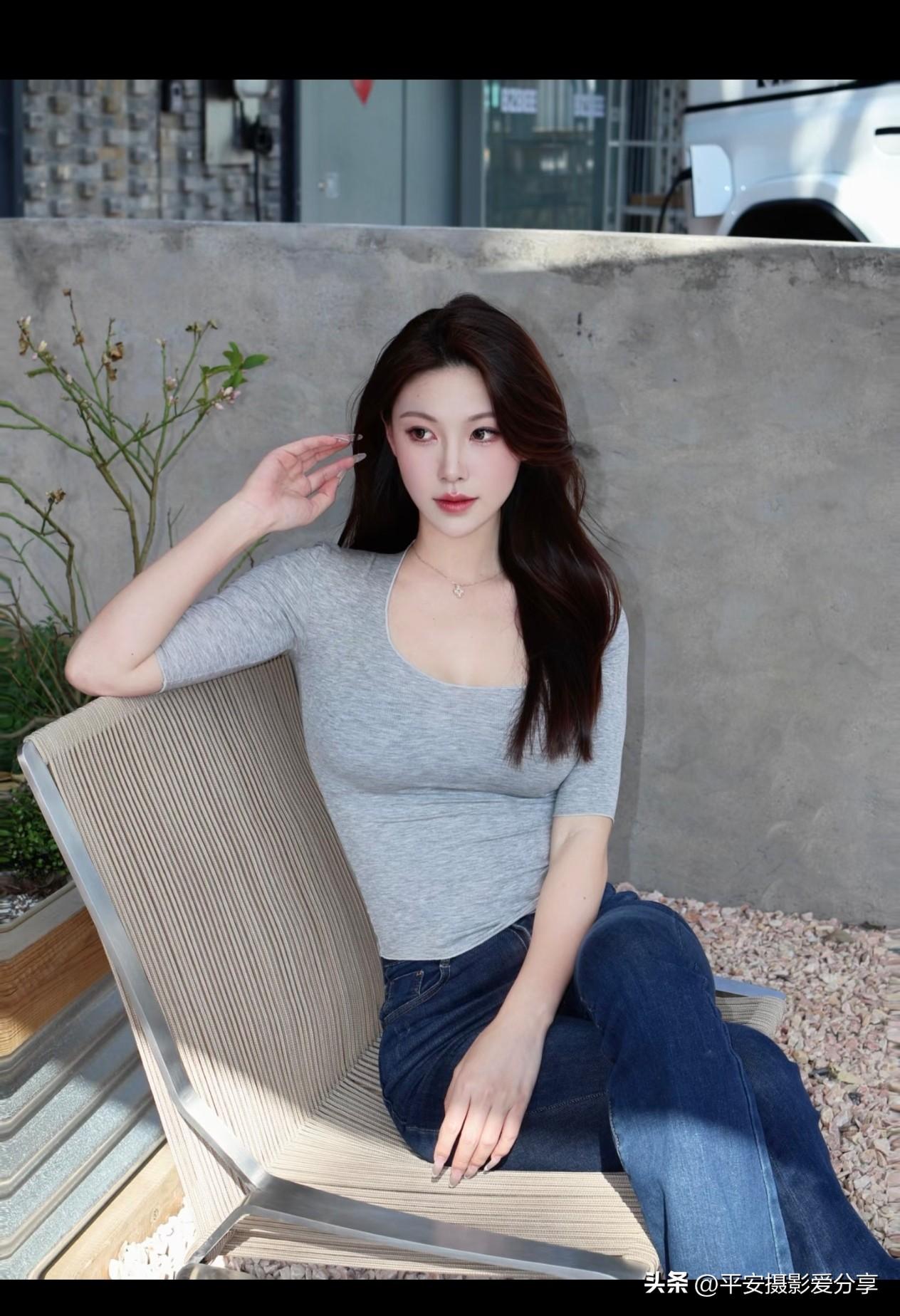 娜娜爱摄影 随拍大美女 
牛仔体恤装扮穿搭技巧分享！牛仔氛围感写真 露肩牛仔照 