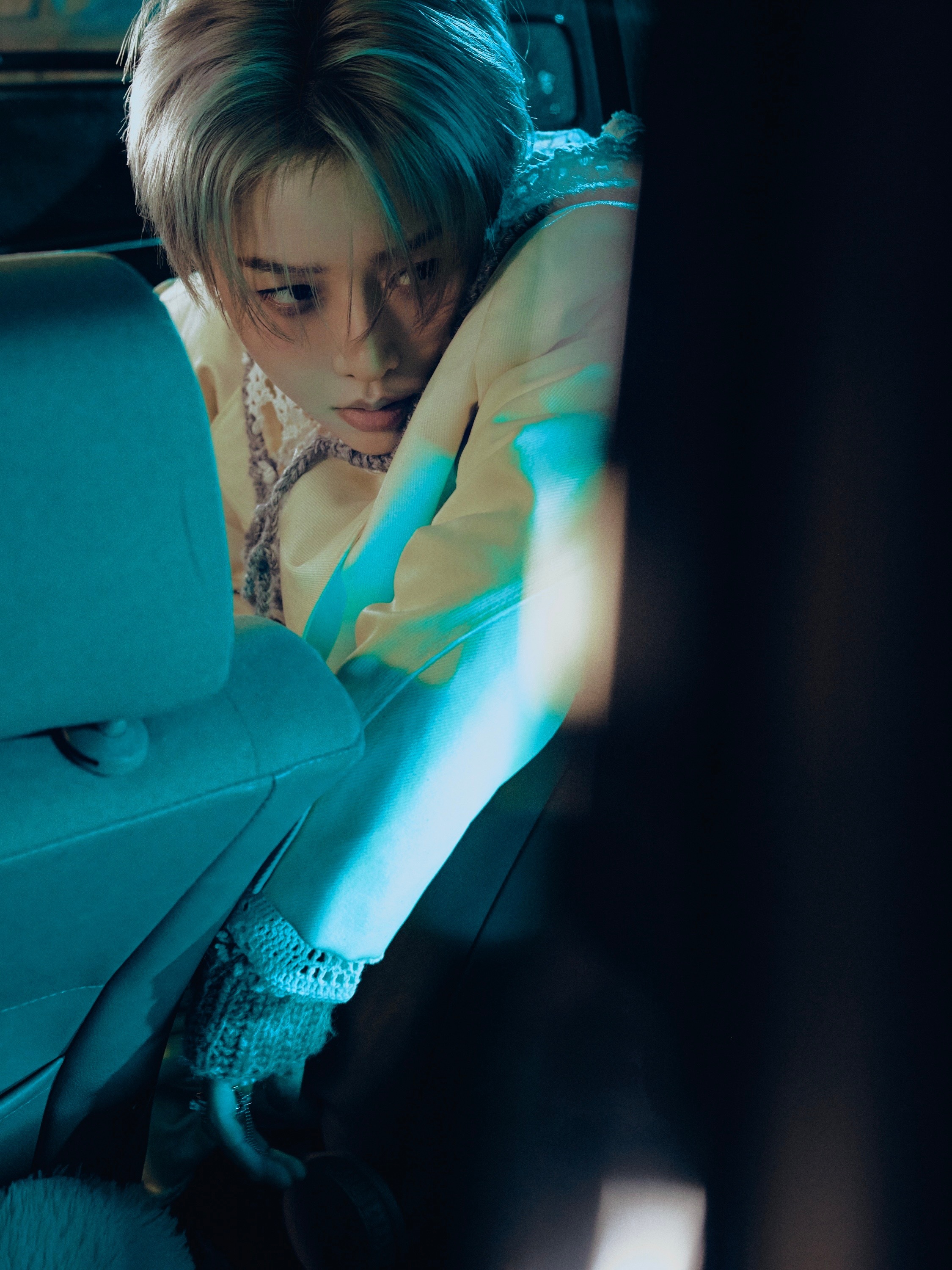 刘雨昕今日出席东方卫视惊喜之夜舞台造型发布，身着针织镂空拼接连帽套装搭配西装大衣