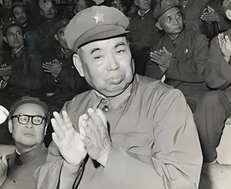 1933年，许世友听说队伍里来了位武当派的女战士。他大步走上前，乐呵呵地说，我倒