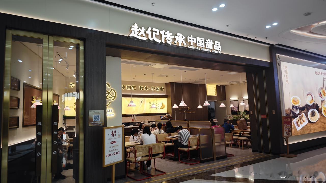 桃里巷，有可能是见过就奇葩的店了。最开始是在环宇城首店，开了没几个月就关门了，估