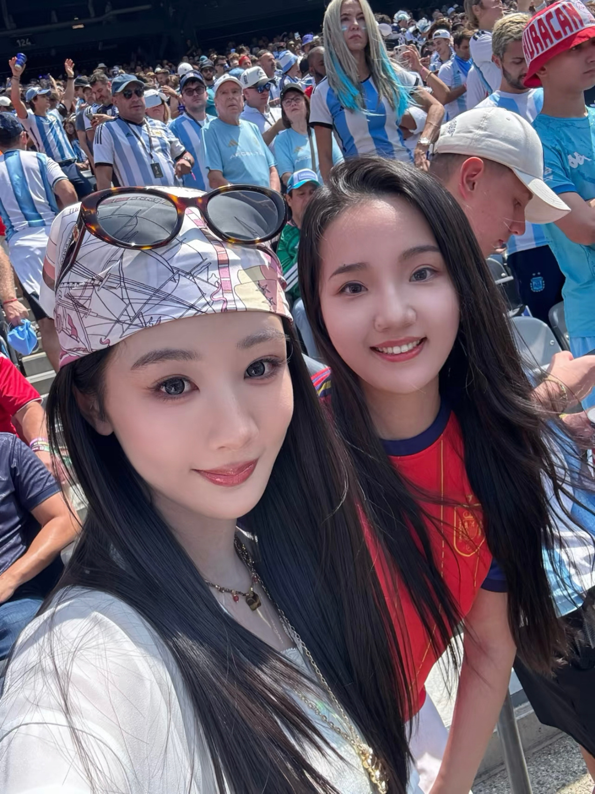 世界杯决赛现场的明星世界杯偶遇杨紫杨紫 “ 今天在球场玩手机，抬眼发现居然是紫妹