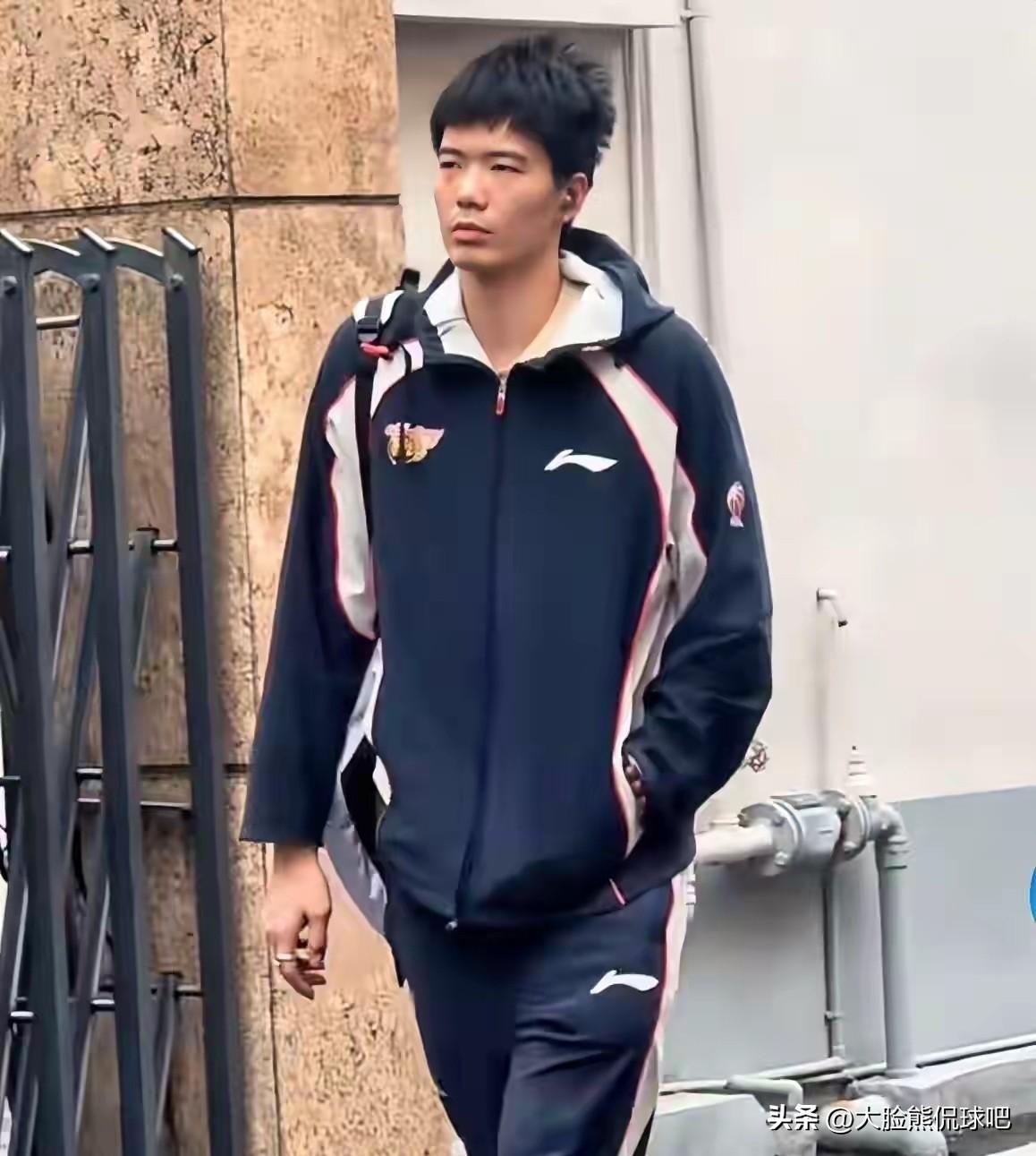 焦泊乔抑郁了？
今天传来广东男篮最新消息，焦泊乔因为私事向俱乐部请假，暂时离队，