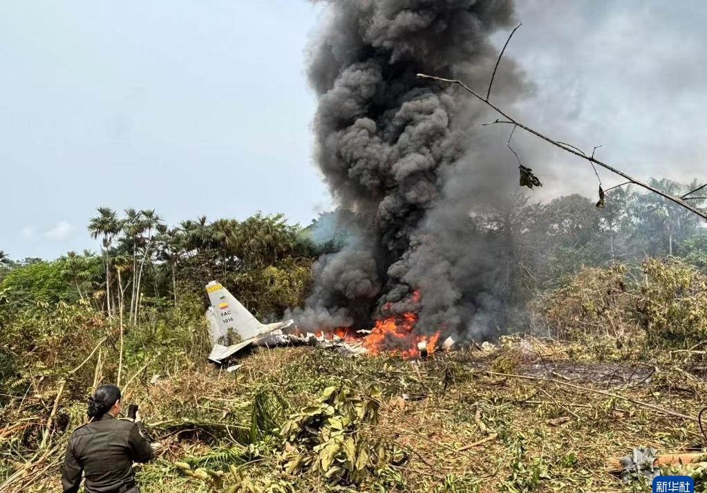 炸锅了！美国的 “自家后院”，突然燃起冲天大火！一架军用运输机坠毁，数十名军人殒