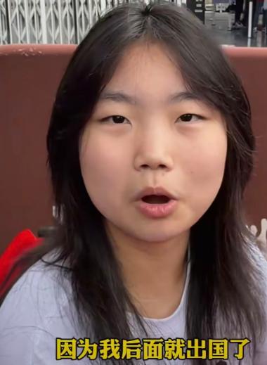 杭州初三女生坐轮椅守在考场外，放弃中考专程为同学加油。

6 月 20 日浙江杭