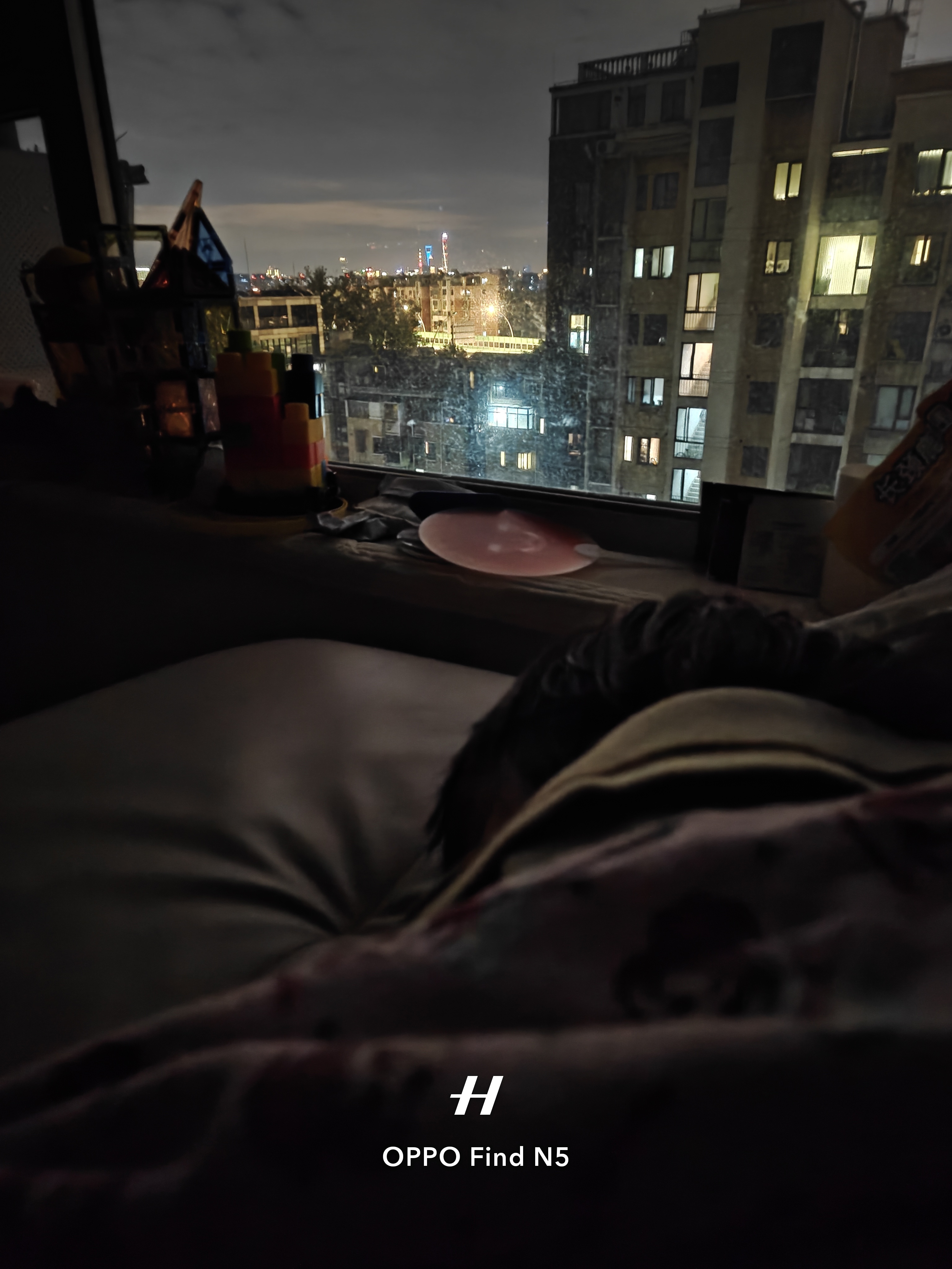 3岁的女儿跟她妈吵架了，然后一个人跑出来在沙发上睡。小小年纪，怎么把我这破毛病给