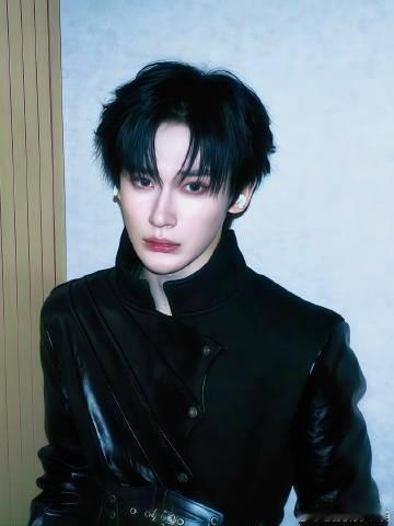 余宇涵新音舞台生图 余宇涵的舞台充满了活力和激情，他的每一处细节都彰显出他的努力