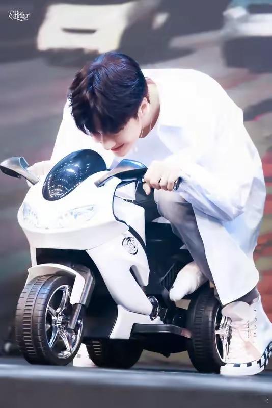 王一博中国赛车圈影响力王一博在赛车圈影响力可不小。他参加过不少专业赛事，还拿过不