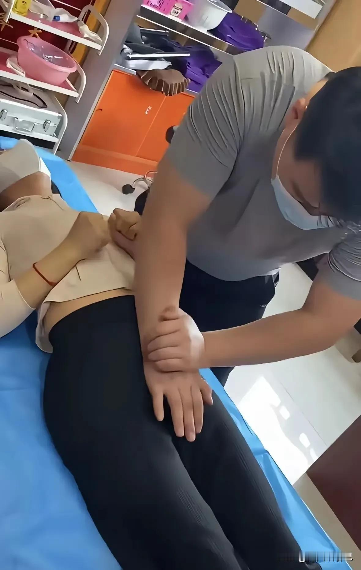 女性去按摩，
本来服务员是正常操作手法，
可有人却认为这男人是在猥琐，
理由是快