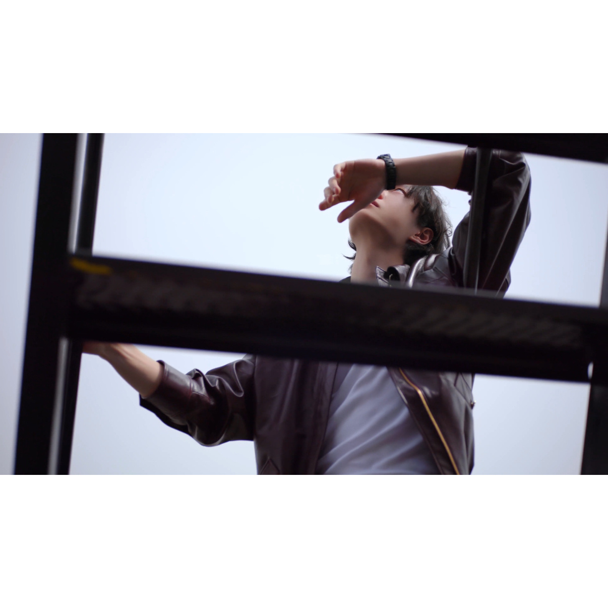 王一博的天台梦境 不得不说GQ四月刊预告影片很适合二创，构图与色调极具美感，尤其