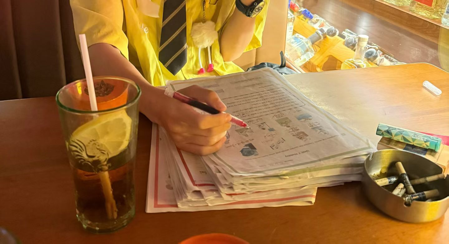批到体态萎靡缩成一团 